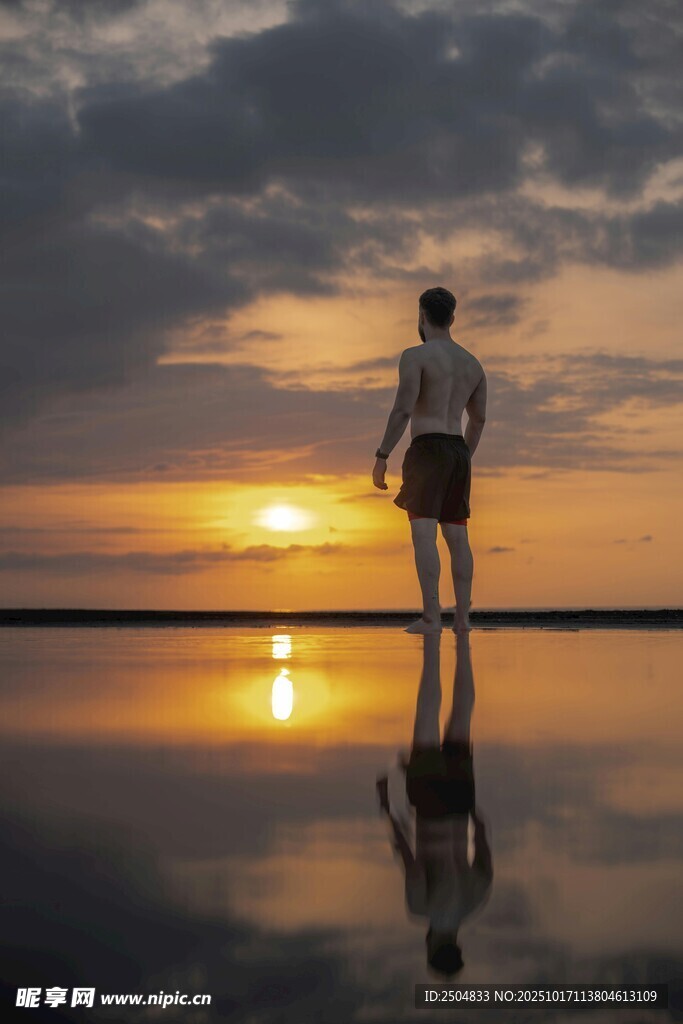 夕阳下的独行者