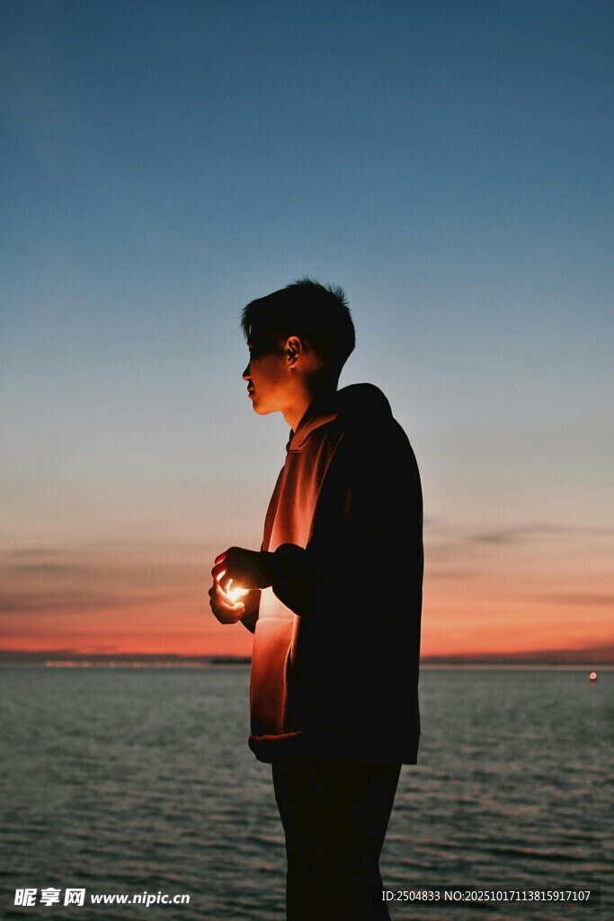 海边少年迎黄昏