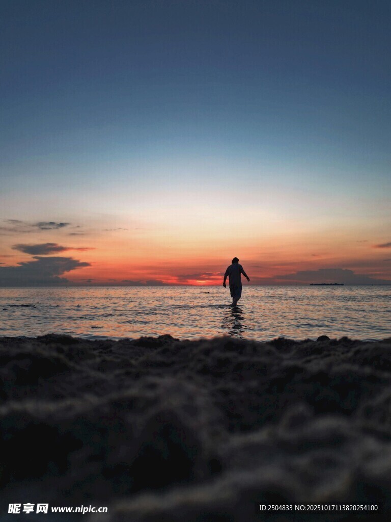 海边日落一人独赏美景