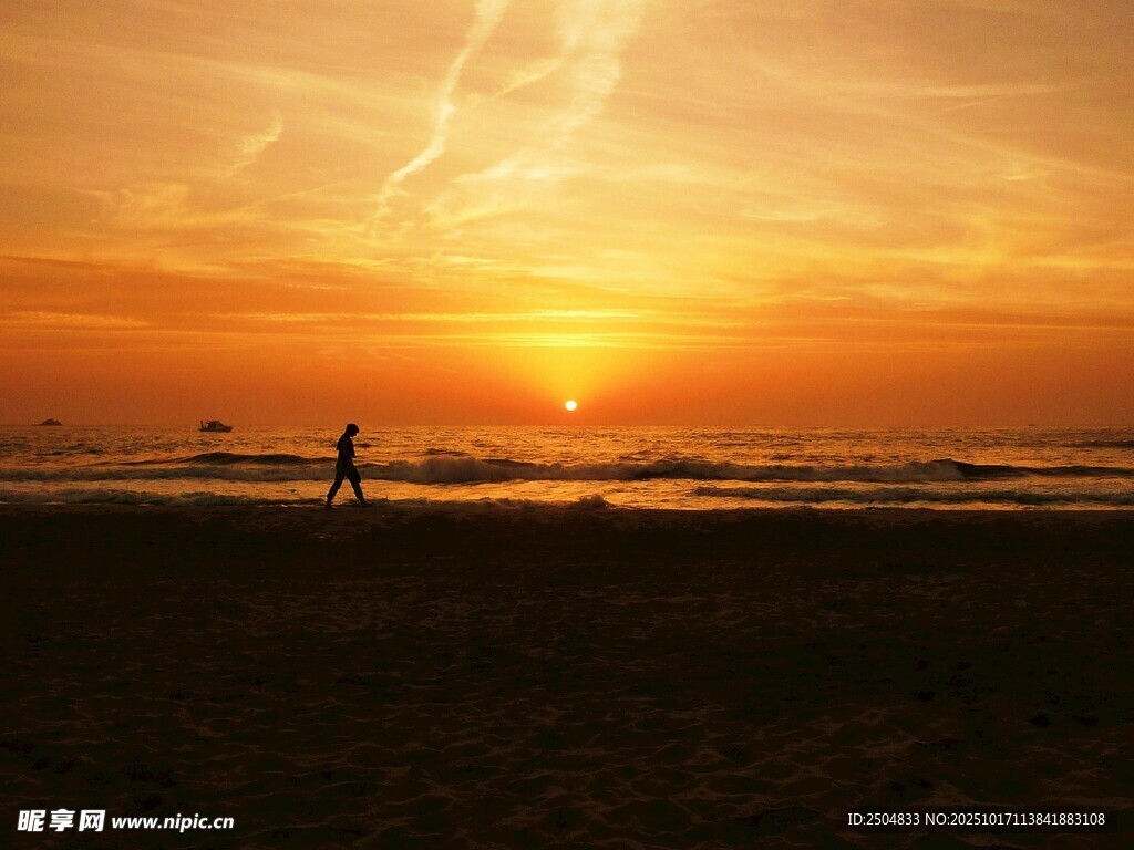夕阳下海滩上的孤独身影