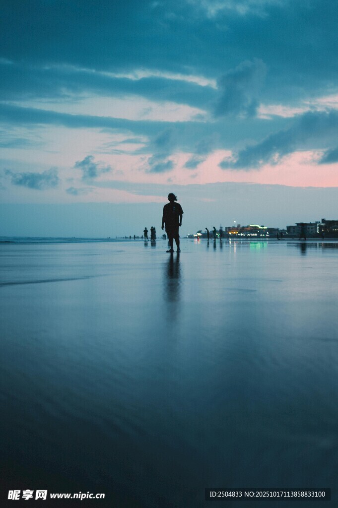 海边漫步的孤独身影