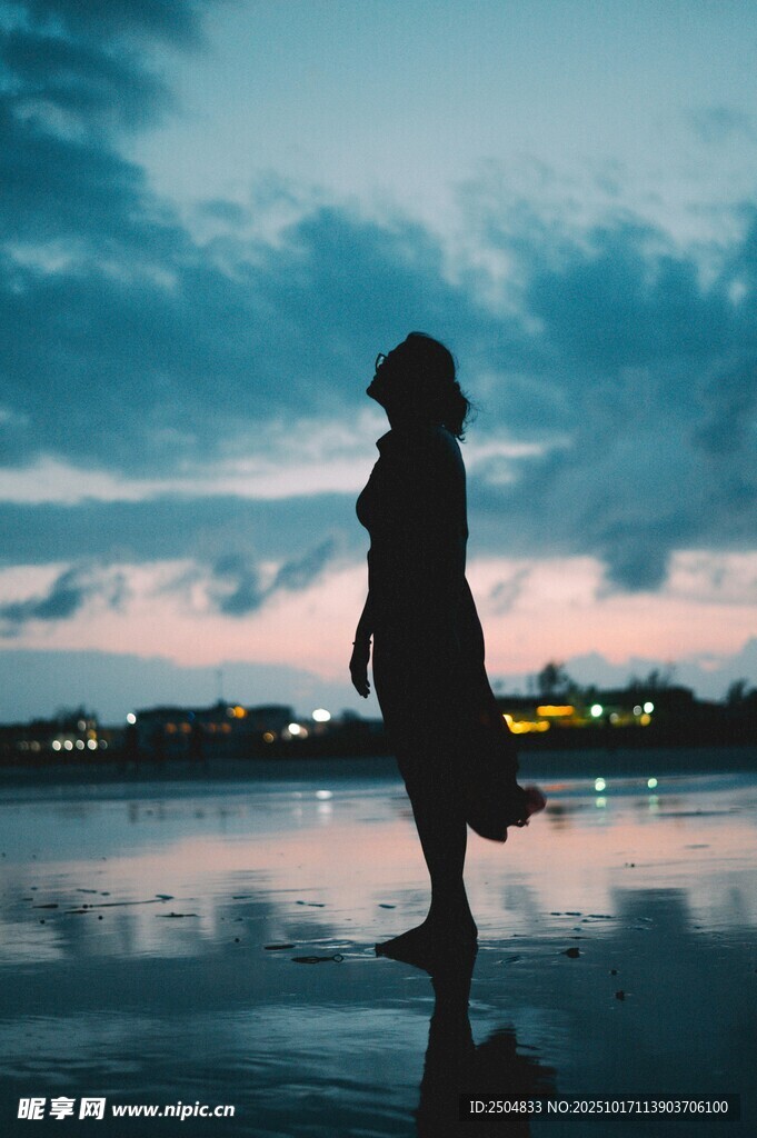 海边女子剪影 暮色浪漫