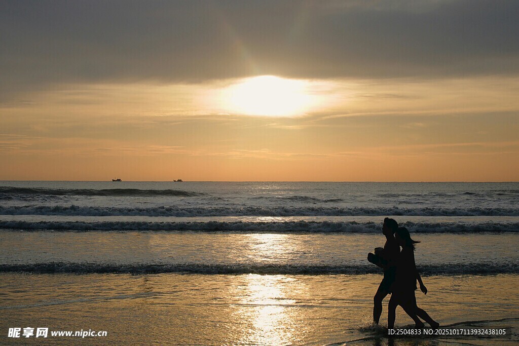 夕阳下海滩上的浪漫身影