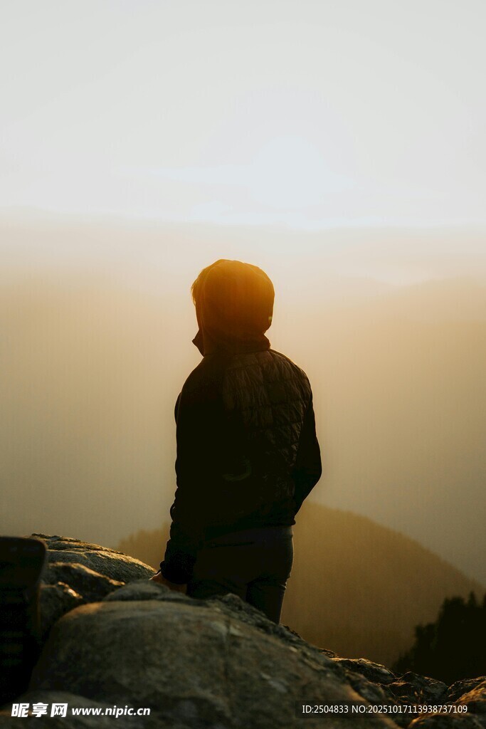 夕阳下的孤独身影