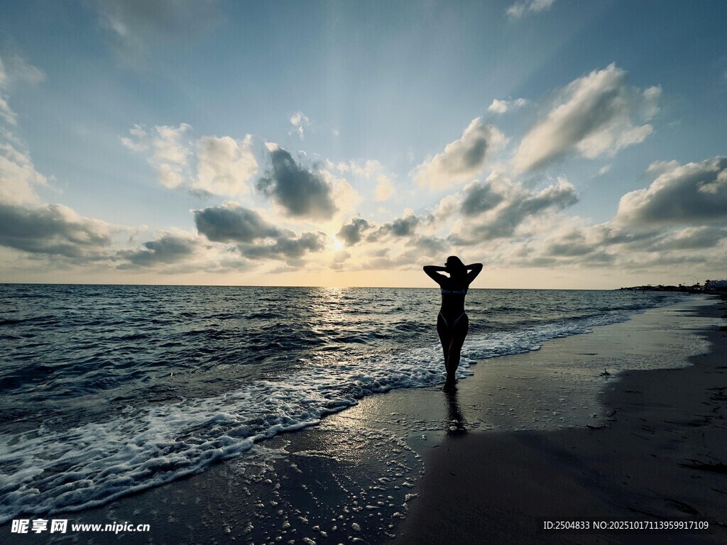海边独行者拥抱日出美景