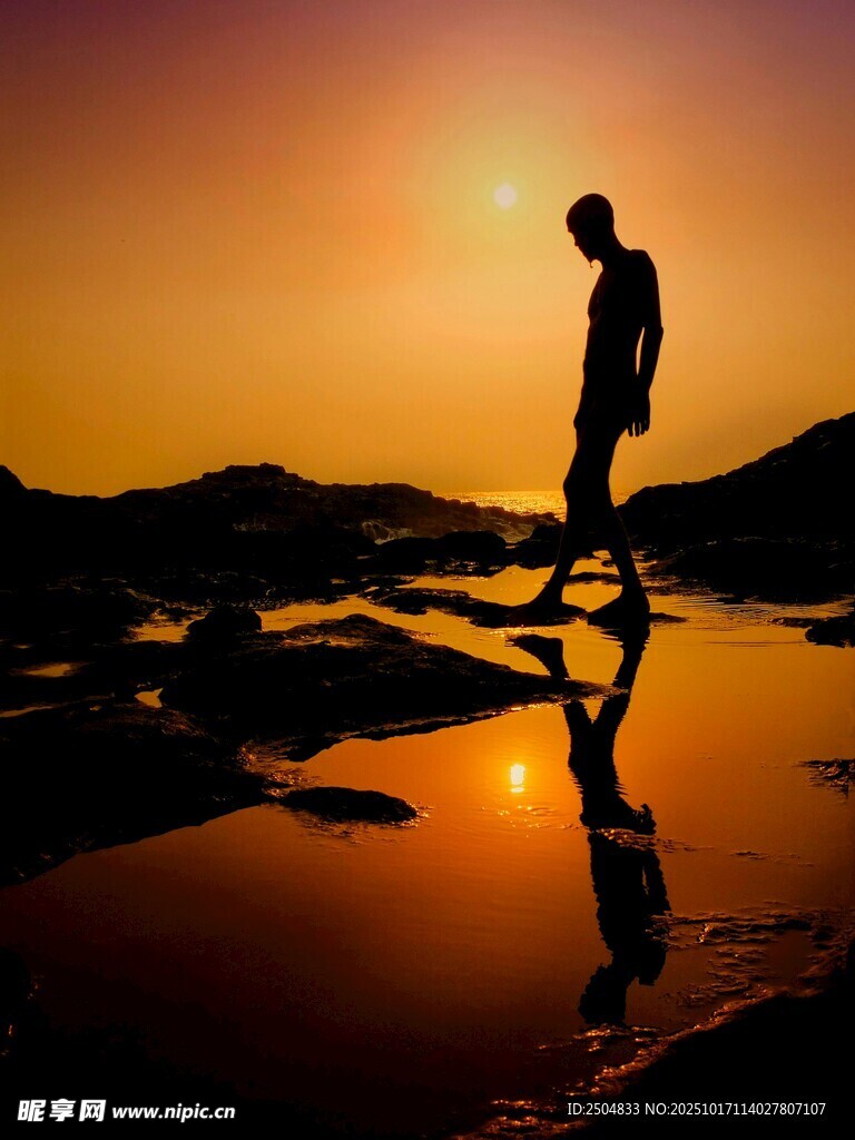 夕阳下的孤独身影