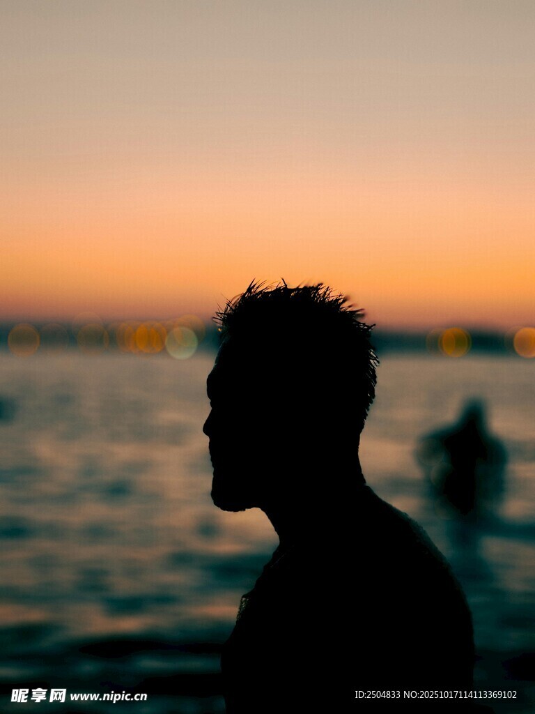 夕阳下的海边孤独剪影