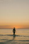 夕阳下的海中冲浪者