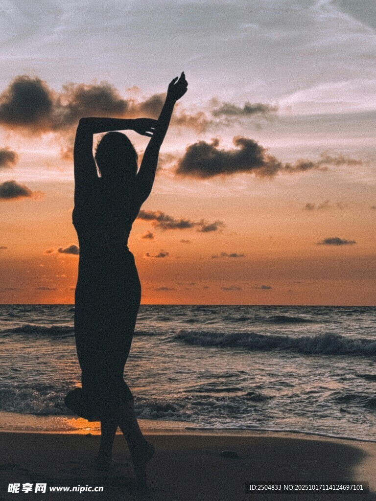 海边舞者迎日落剪影