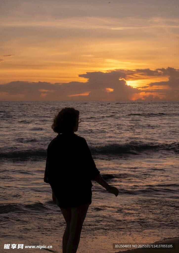 夕阳下海边漫步的身影