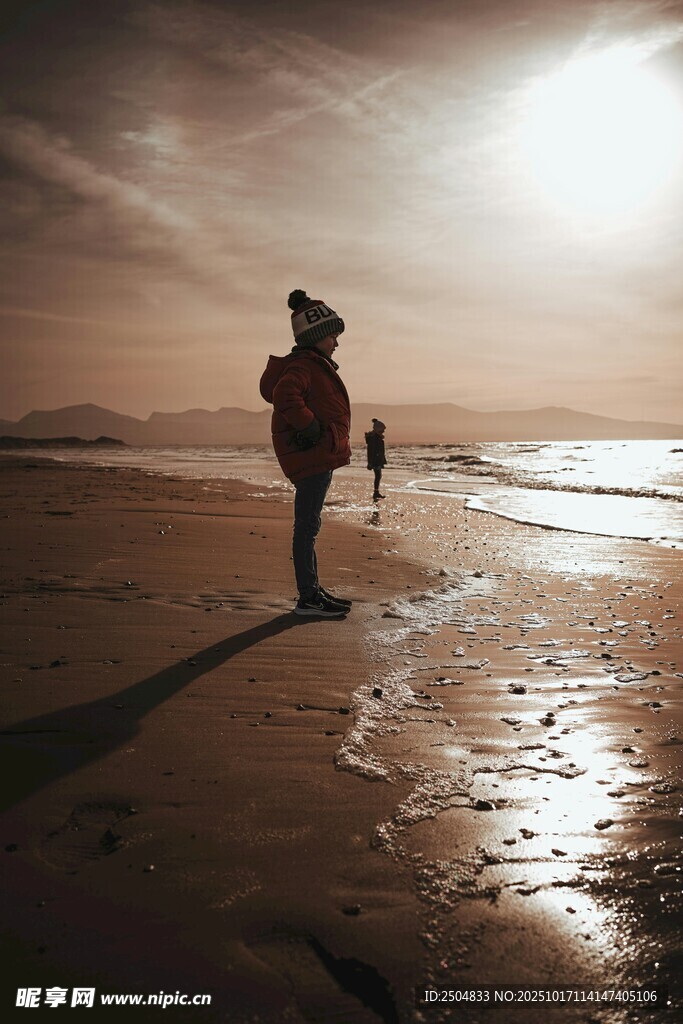 夕阳下海边漫步的温馨身影