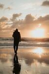 夕阳下海边漫步的身影