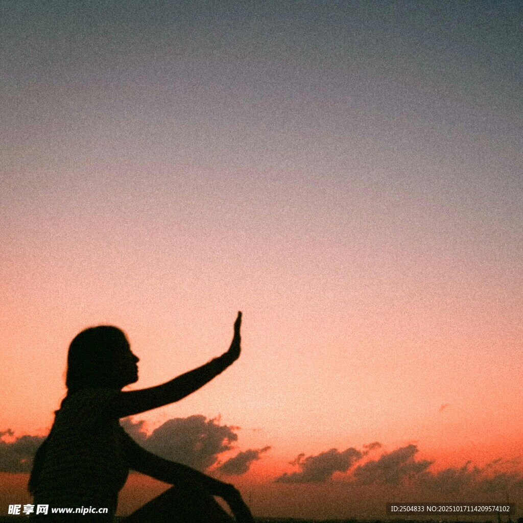 夕阳下的人物剪影与手势