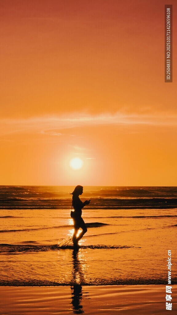 夕阳下的冲浪者