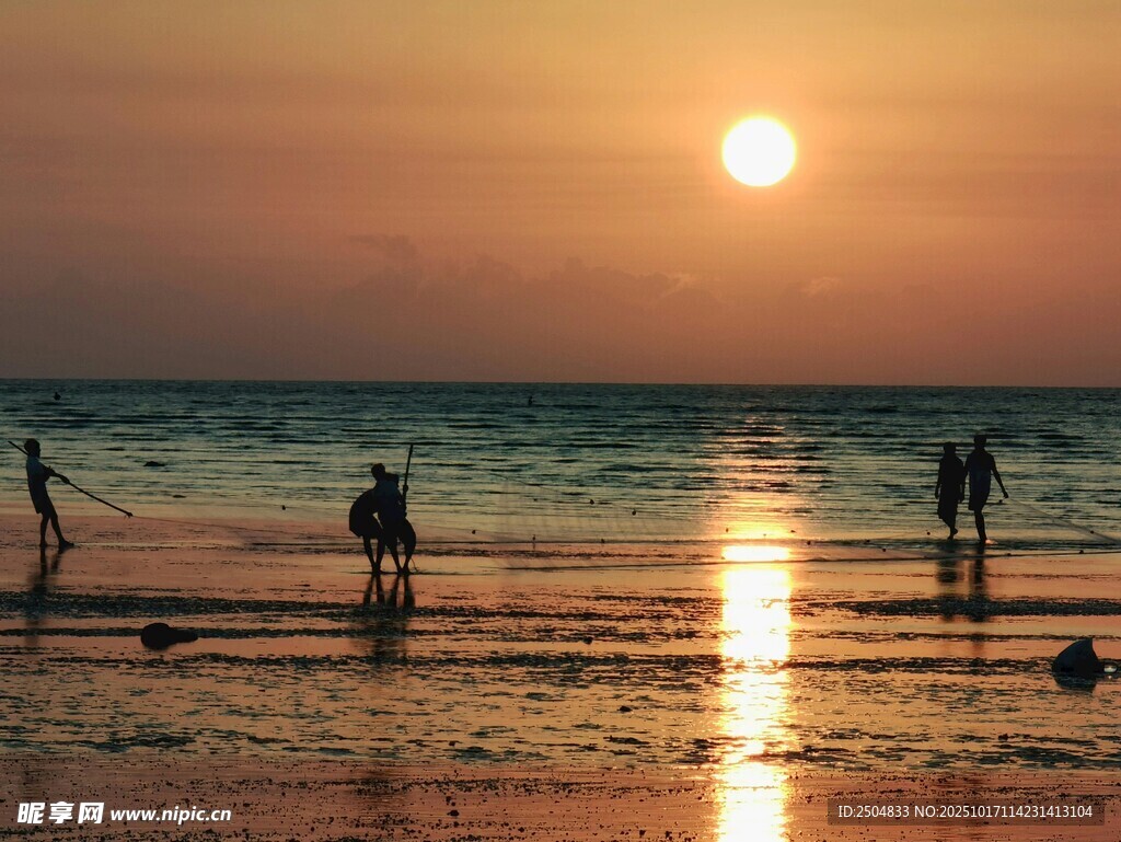夕阳下的海边漫步景象