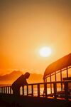 夕阳下的孤独身影