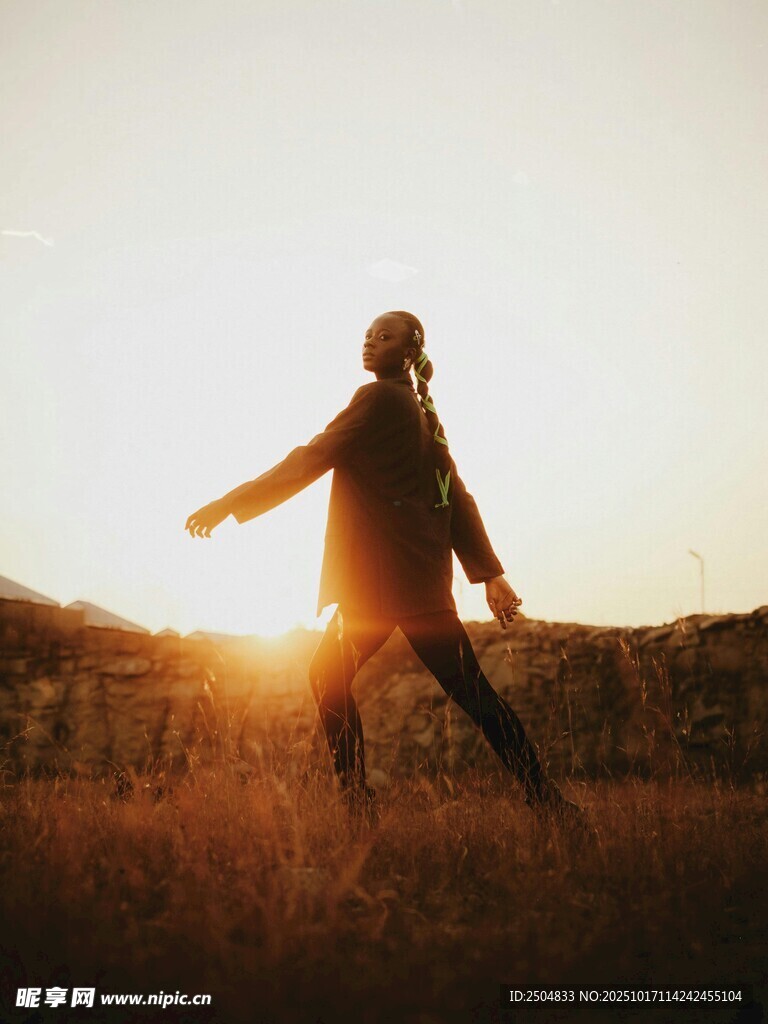 夕阳下舞者的动感身姿
