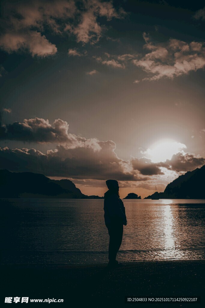 夕阳下海边的孤独身影