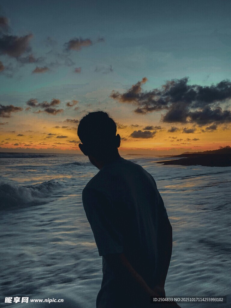 海边剪影 夕阳下的孤独身影