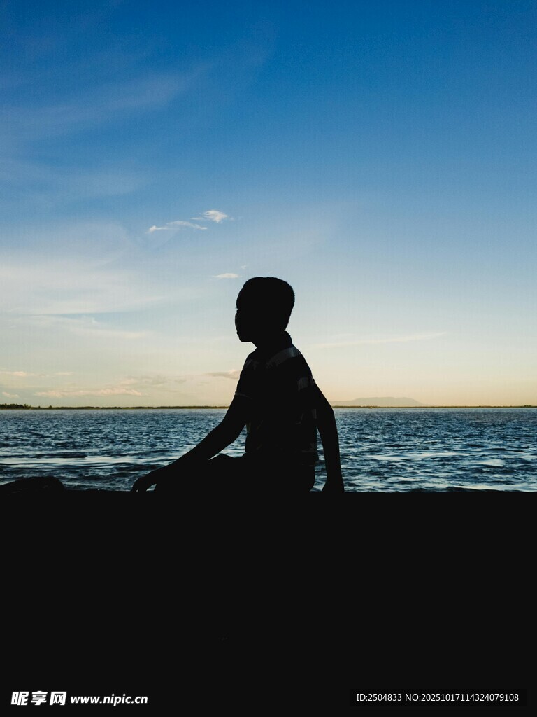 海边静坐的孤独身影