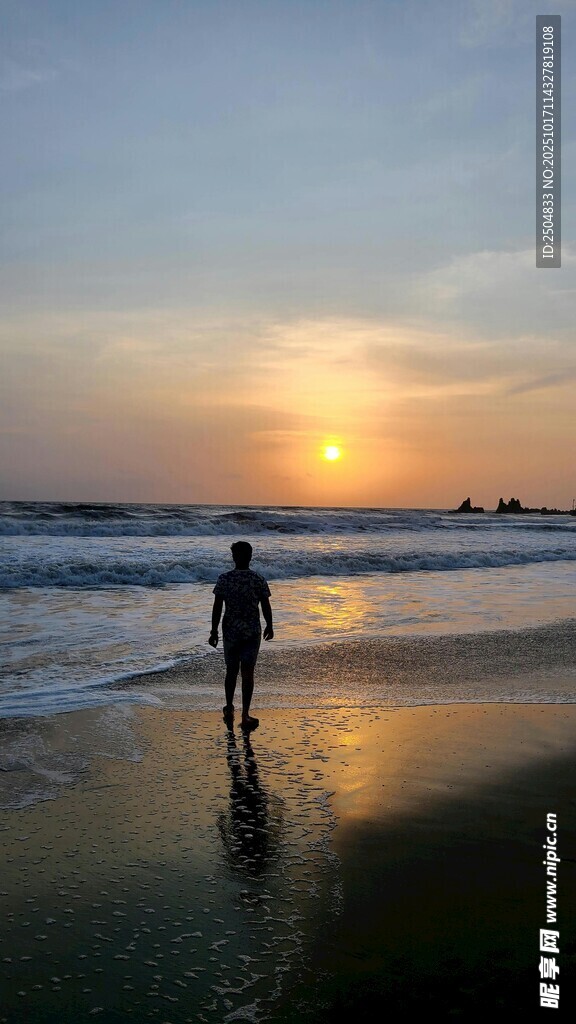 夕阳下海滩上的孤独身影