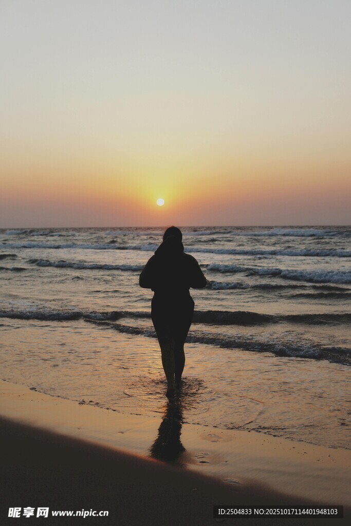 夕阳下海边漫步的身影