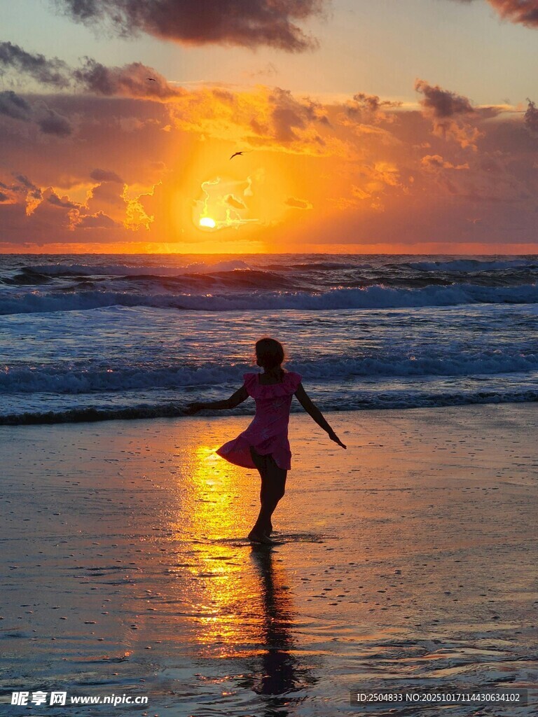 夕阳下海边漫步的身影
