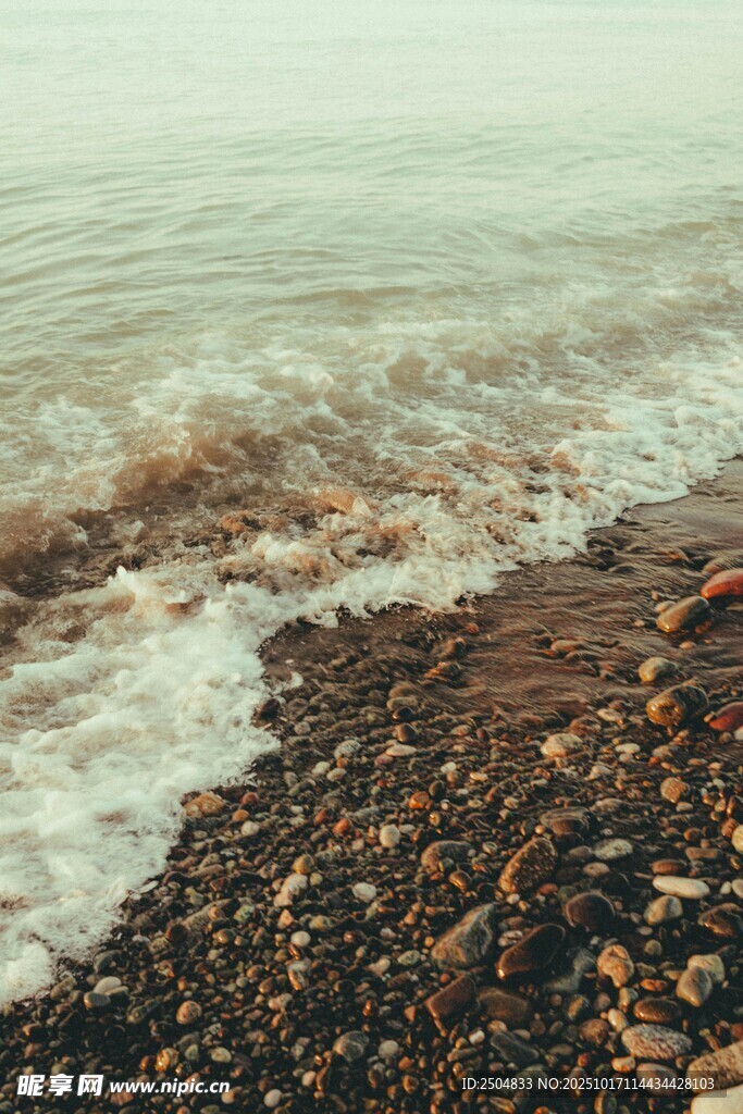 海边砾石与翻涌海浪