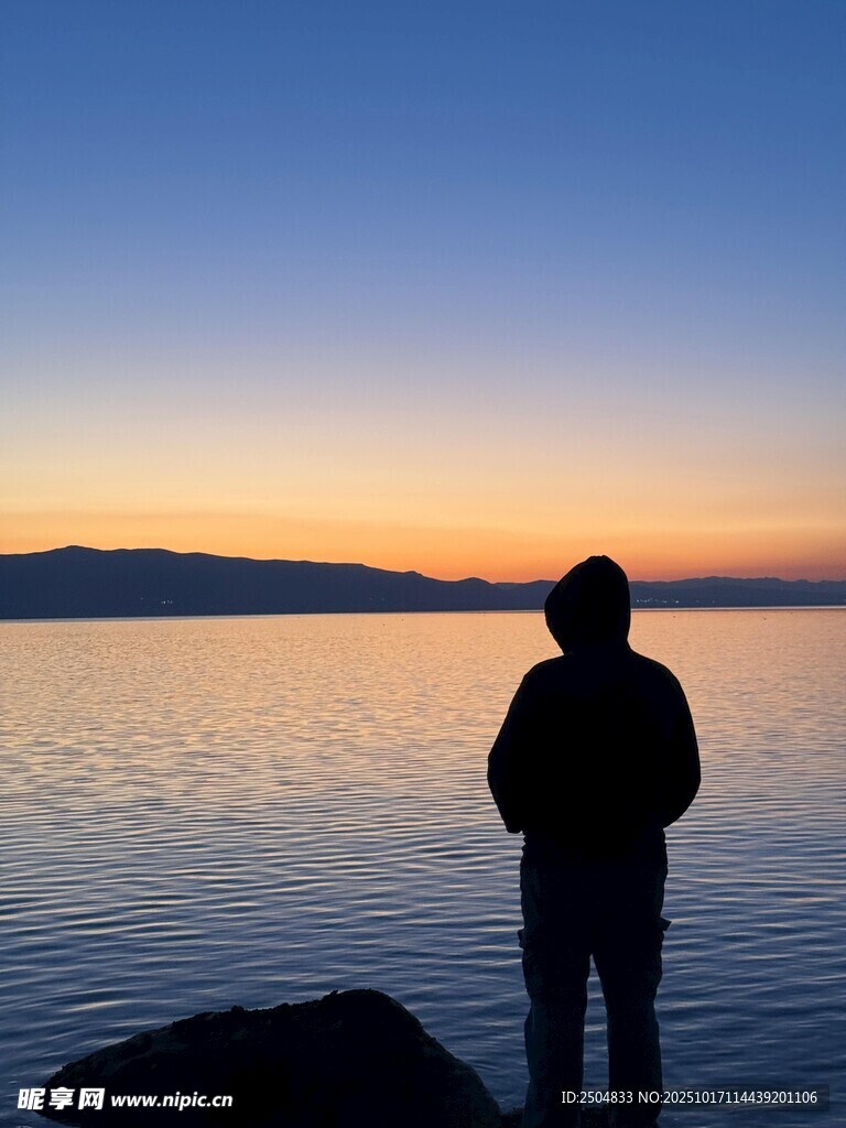 独赏湖畔日落美景