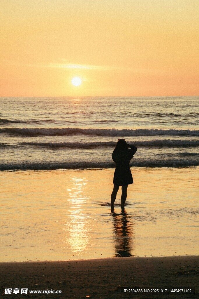 夕阳下海边的孤独身影