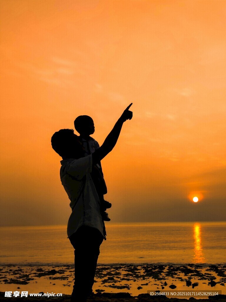 夕阳下父女温馨互动时刻