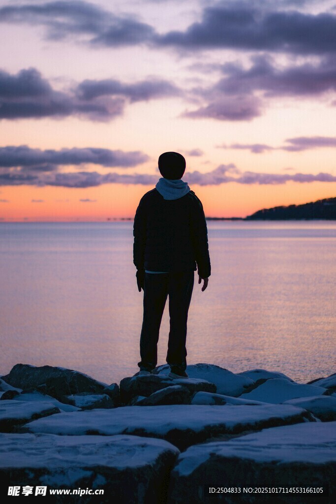 海边独行者的黄昏剪影