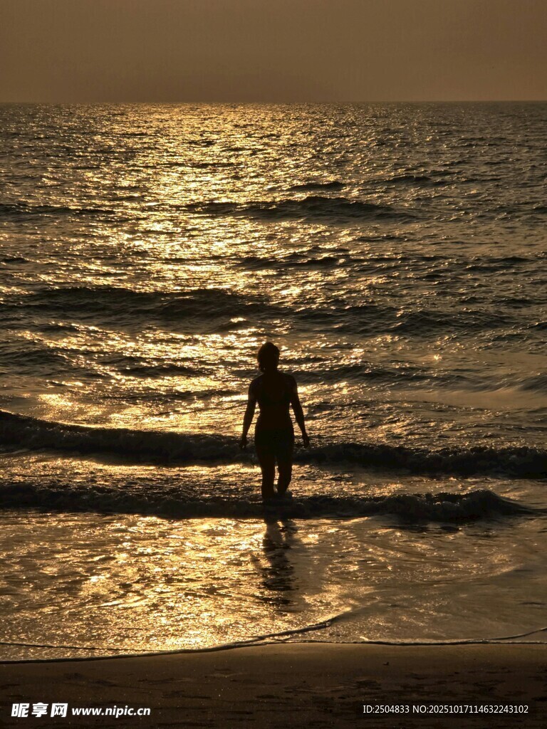 夕阳下海边漫步的身影