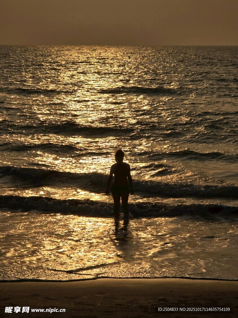 夕阳下海边漫步的身影