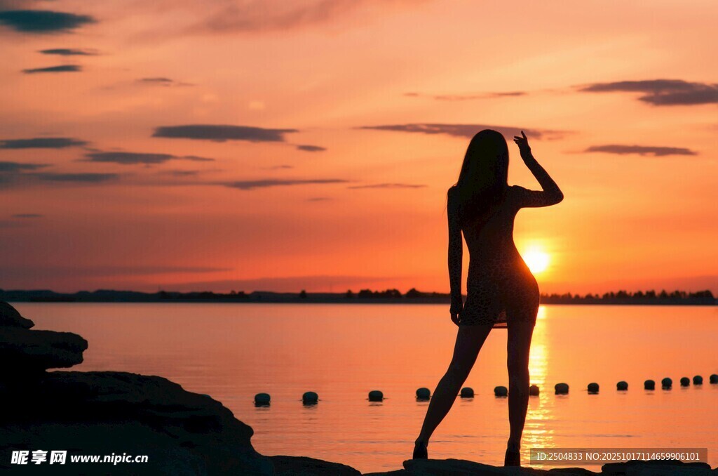 夕阳下的海边女子剪影
