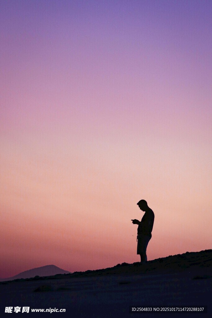 夕阳下的孤独徒步者