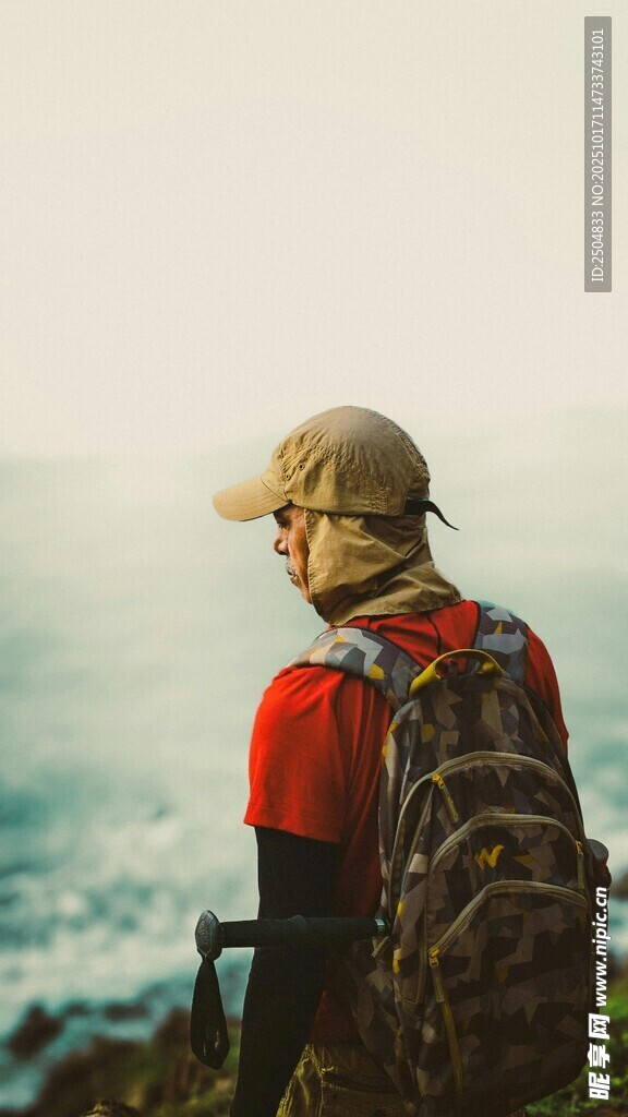海边背包徒步的旅行者