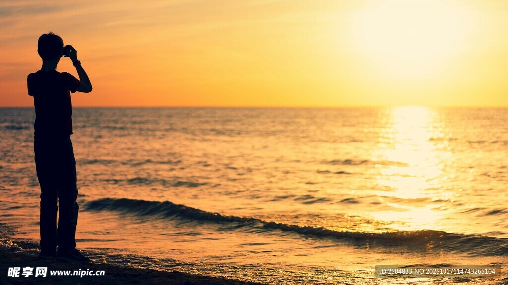 海边夕阳下的瞭望者