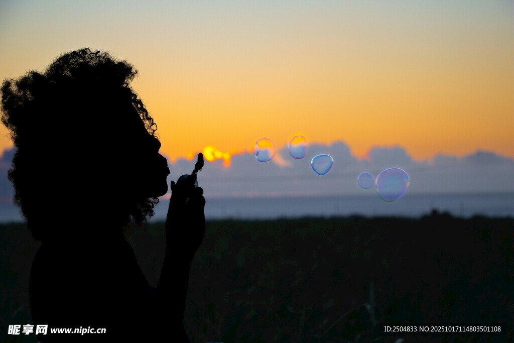 夕阳下的剪影人物与美景