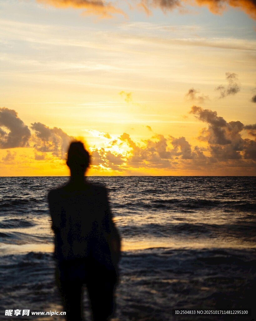 海边剪影 夕阳下的孤独身影