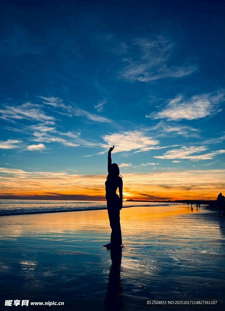夕阳下的海边独行者