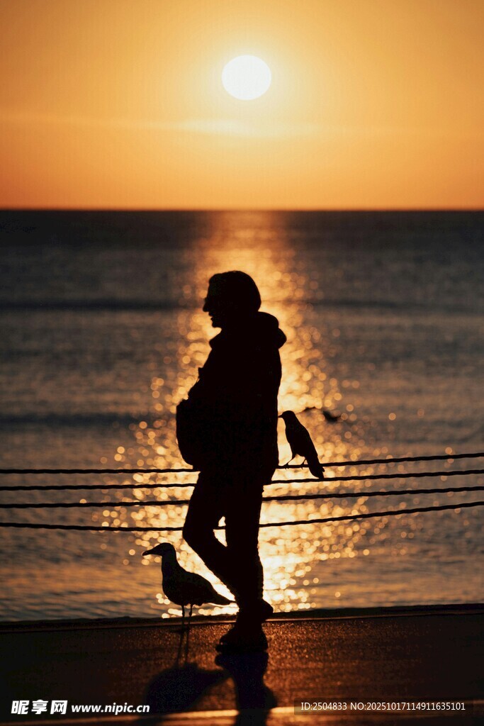 夕阳下海边漫步的温馨身影