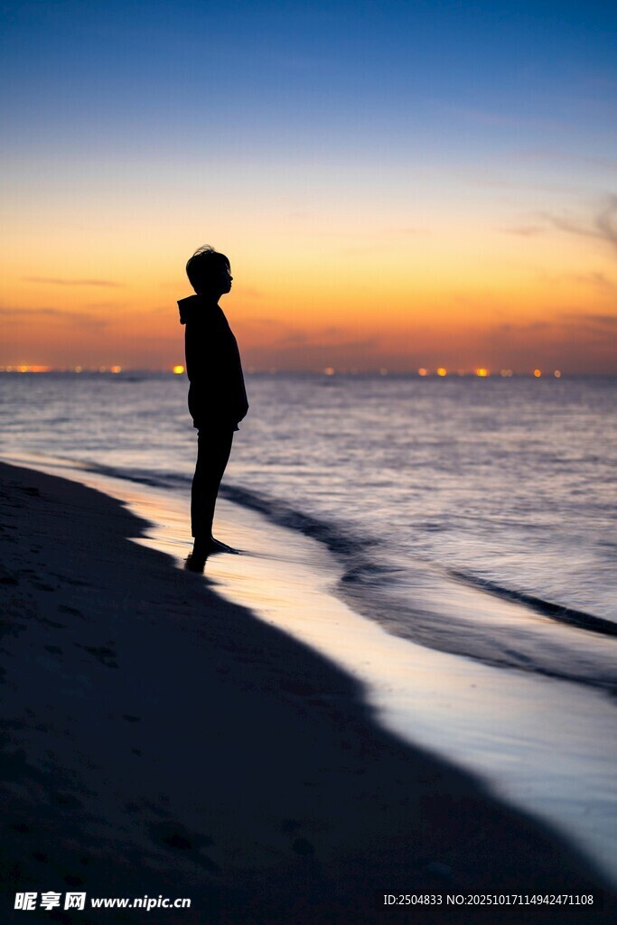 海边少年的黄昏独处时刻
