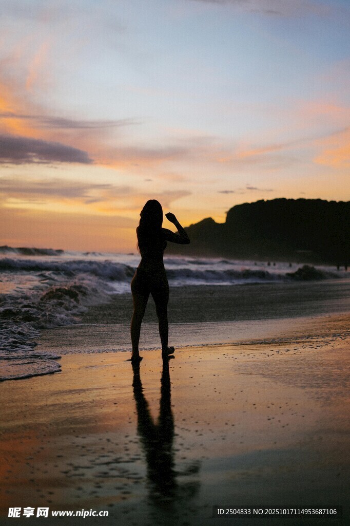 海边夕阳下的孤独身影