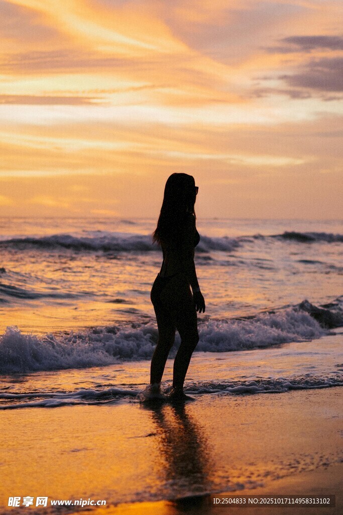 夕阳下女孩漫步海边
