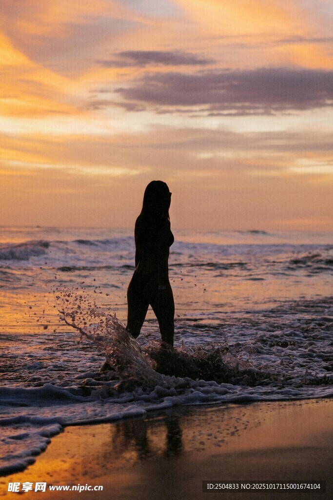 夕阳下漫步海边的身影