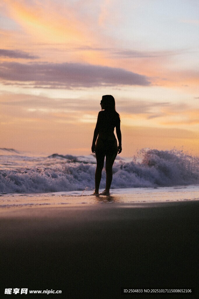 海边夕阳下的孤独身影
