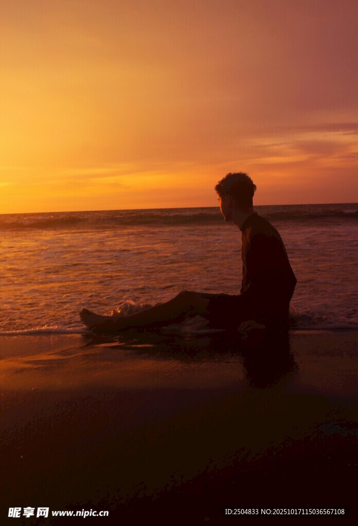 夕阳下海边的孤独身影
