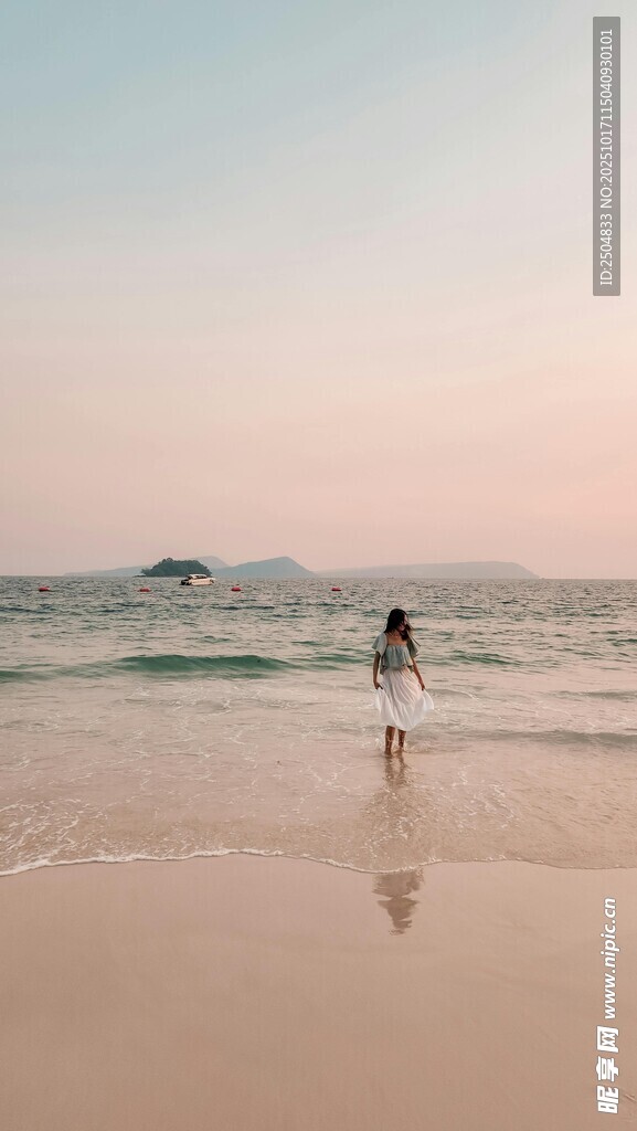海边漫步的孤独身影