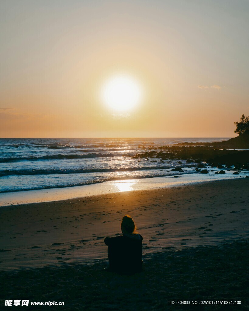 海边日落一人静坐赏景